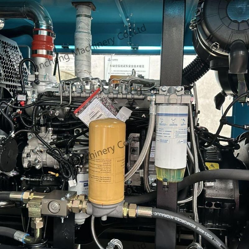 4輪トレーラー型 LGCY17-18-18/15TK 空気圧縮機 作業圧 18bar 210HP 150-200m 掘削のためのカミンズエンジン