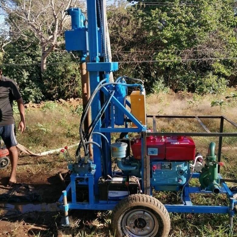 150m 16.2Kw ディーゼル フルオートマティック スクリップスレッド ポータブル 水井掘削機