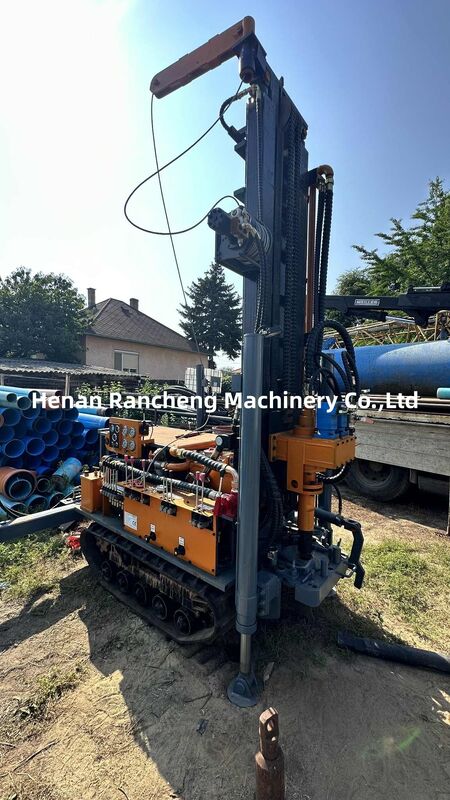 180m深さの水井掘削機 77.3KW エンジン クローラー 水井掘削リグ