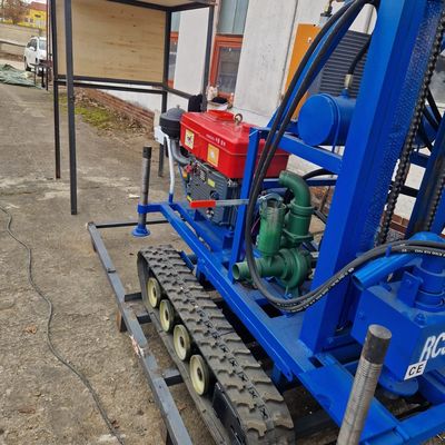 150m 深さ 弾力型と回転型 ゴムクローラー 設置された水掘削リグ